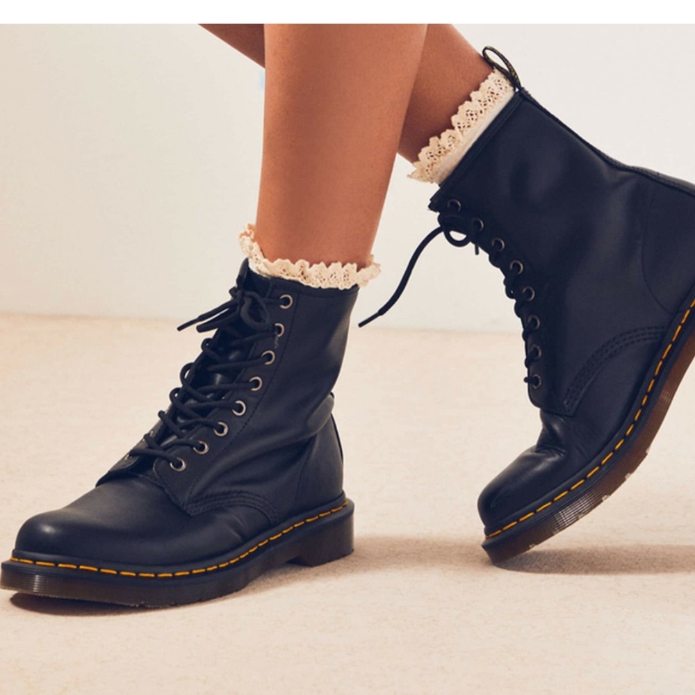 Dr. Doc Martens Black Smooth Leather Lace Up Combat Boots! 🔥